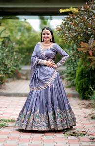 LAHENGA CHOLI DUPATTA DE SEDA CHINON CON TRABAJO DE BORDADO CON HILOS - Product Image 3