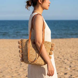 กระเป๋าโท้ท FESTIVA ทำจากหญ้าทะเลธรรมชาติ พร้อมตกแต่งด้วยพู่ด้านข้าง - Product Image 4