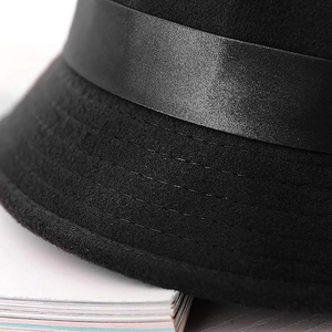 Casquette Gavroche Noire Tendance pour Femme – Chapeau Baker Boy à Rayures Fines avec Anneau Métallique pour l'Extérieur et les Fêtes (Vente en Gros) - Product Image 4