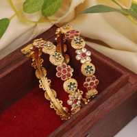 Gelang Cantik Berlapis Emas Tradisional dengan Pola Bunga Meenakari, Batu Merah Ruby dan Putih, untuk Pakaian Pernikahan Wanita