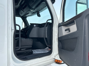 Tractor Automático con Cabina Dormitorio T12664ST 6x4 de 2019 en Excelentes Condiciones, 618,379 Millas - Product Image 3