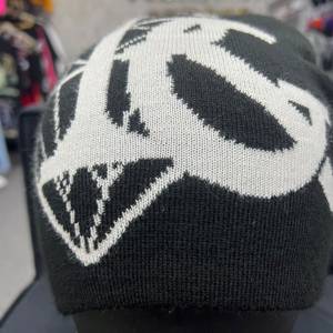 Bonnet unisexe en tricot jacquard avec motif de personnage, broderie 3D, bouton, 100% acrylique, chaud pour l'hiver, style décontracté, pour adultes, style streetwear - Product Image 3