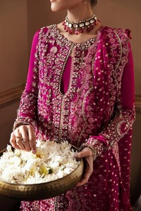 Vestido de Novia Pakistaní, Traje Sharara Indio, Color Magenta Rosa, Chaqueta Larga de Organza con Adornos Hechos a Mano, Dupatta Bordada de Lujo - Product Image 5
