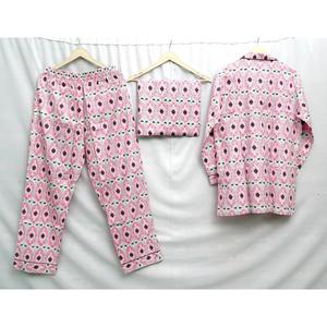 Ensemble de pyjama luxueux personnalisé romantique rose flamant rose en satin de coton 100% respirant et confortable pour femmes - Product Image 6