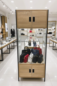 Vitrina Moderna de Vidrio Templado TMG-G404 (Eco) con Almacenamiento de Madera para Sala de Estar, Bar en Casa, Tiendas de Regalos y Papelerías - Product Image 4