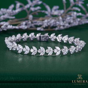 Bracelet tennis de luxe inspiré de la nature, serti de diamants de laboratoire, avec pierres marquise et rondes brillantes, motif feuille. - Product Image 1
