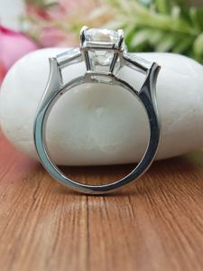 Anillo de Compromiso y Boda de Oro Sólido de 14k con Diamante Cultivado en Laboratorio de Corte Esmeralda de 2ct VVS/VS, Certificado por IGI - Product Image 3