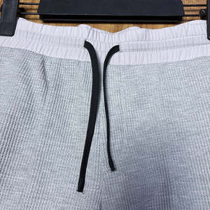 กางเกงขาสั้นลำลองผู้ชายทรงกลางแบบสวมใส่สบายสำหรับฤดูหนาว ผ้าแคนวาส ระบายอากาศ แห้งเร็ว ยืดหยุ่น พร้อมโลโก้สั่งทำพิเศษ ลดราคา - Product Image 2