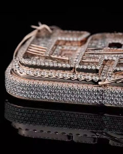 Pendentif Iced Out Cartel en strass de cristal plaqué or 18 carats, breloque hip-hop, cadeau unisexe - Product Image 2