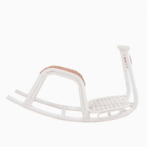 Une chaise à bascule blanche originale en rotin naturel, mobilier pour enfants, une chaise jouet mignonne et robuste pour bébés. - Product Image 2