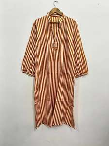 เดรสผ้าฝ้ายลายทางสไตล์โบฮีเมียน: สีสนิมและสีครีม ทรงหลวมแบบแม็กซี่ - Product Image 3