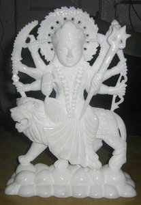 รูปปั้นดูร์กา มा ทำมือจากหินอ่อนสีขาว ประดับด้วยมือสีสันสดใส ท่าทางนั่งบนสิงห์ ผลิตโดยผู้ผลิตสำหรับตกแต่งบ้าน - Product Image 4