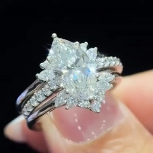 Anillo de compromiso de moissanita de 4 quilates con corte marquesa de media eternidad 925, de plata de ley chapada en oro, con banda de boda que realza el corte marquesa - Product Image 2