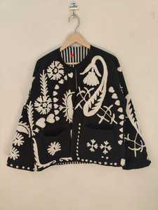 Chaqueta de terciopelo negra bordada a mano con motivos florales, estilo bohemio, cuello alto, estilo étnico, estilo Suzani, estilo folk, estilo cropped, para invierno. - Product Image 3