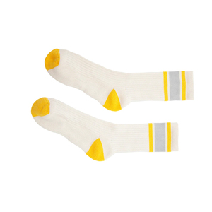 Chaussettes de sport personnalisées pour hommes et femmes, en coton blanc/orange, avec logo brodé, pour la course à pied et le cyclisme, design de qualité. - Product Image 5