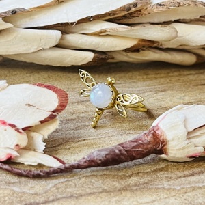 Anillo de Libélula con Piedra Lunar, Novedad 2026, Favorito del Mercado, Anillo Moderno Chapado en Oro con Diseño de Insecto, Anillo de Mujer de Moda al por Mayor - Product Image 5