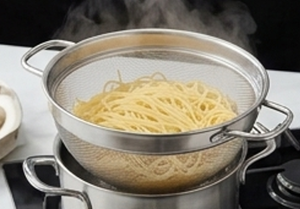 Élégant passoire en acier inoxydable fait main avec maille fine et doubles poignées pour la cuisine – Essentiels classiques de la cuisine - Product Image 5