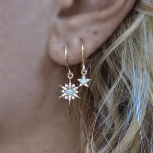 Boucles d'oreilles délicates en opale étoile à 6 branches, en argent sterling 925 plaqué or 14 carats, motif flocon de neige, bijoux cadeau - Product Image 1
