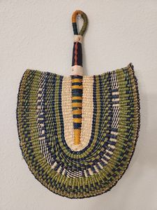 Éventail décoratif en jonc de mer tressé vert et jaune, fait main, avec motif géométrique, ethnique et traditionnel, pour la maison ou le mur. - Product Image 4