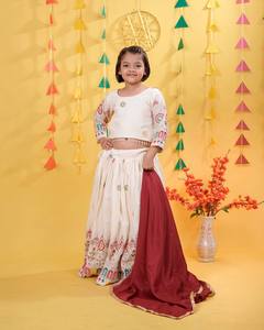 Salwar Kameez con Bordado y Estampado para Niñas, Traje Tradicional Indio para Bodas, Diwali y Fiestas, de Seda Chinon de Secado Rápido, Largo hasta la Rodilla, Corte Regular - Product Image 4