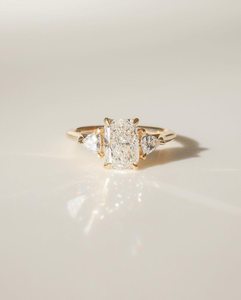 Bague à trois pierres en diamant taille radiant de haute qualité, cultivé en laboratoire, 2,00 carats, avec or jaune 18 carats, cadeau de fiançailles ou de promesse pour la mariée - Product Image 2