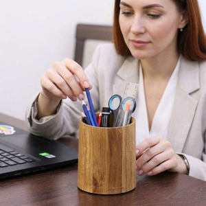 Porte-crayons en bois finition naturelle pour l'organisation du bureau, construction durable, idéal pour la rentrée scolaire et les remises de diplômes, collection artisanale - Product Image 1