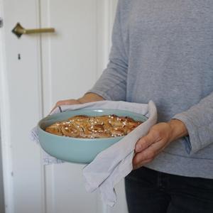 Sofisticada Tazón de Pasta de Cerámica Verde Salvia con Borde Ancho, Acabado Sedoso, Duradero, Apto para Alimentos, Pieza Moderna para la Mesa - Product Image 3