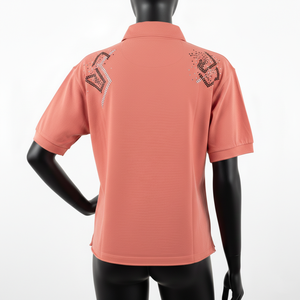 Polo de Punto Piqué Grueso Transpirable para Mujer, 220 GSM, Mezcla de Algodón Suave, Color Coral Melocotón, Logotipo Termoadhesivo con Pedrería - Product Image 5