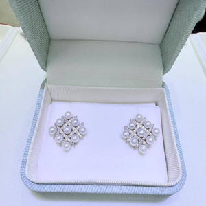 Boucles d'oreilles clous en zircon incrusté de style français Aurora naturel, perle d'eau douce de 4-5 mm, petit style parfumé - Product Image 1