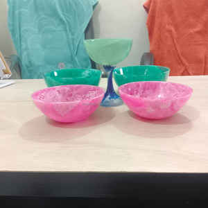 Bol à salade en résine bleu cobalt au design fantastique, plat à dîner pour pâtes, céréales, salades, cadeau d'anniversaire, emballé dans un carton - Product Image 2