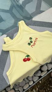 Top court sans manches en coton fait main de luxe jaune côtelé de haute qualité avec broderie de cerises et texte Martini pour femme - Collection été - Product Image 1