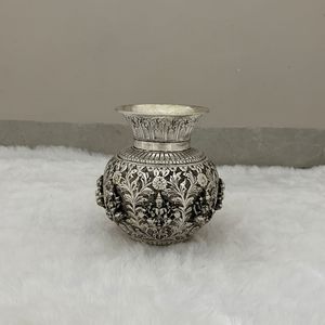 Kalash Ashtalakshmi à motifs floraux sculptés avec précision - Product Image 2