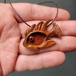 Collier avec pendentif poisson en bois, sculpté à la main, bijoux artisanaux en bois naturel, design artistique pour hommes et femmes - Product Image 4