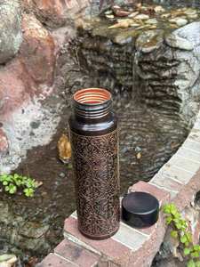 Bouteille d'eau en cuivre pur faite à la main, design moderne et unique, motif gaufré foncé, anti-fuite, bienfaits pour la santé, portable, voyage, personnalisable - Product Image 4