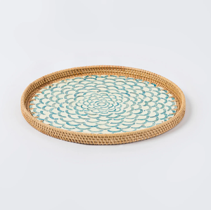 Plateau de service ovale en rotin tressé avec une base en mosaïque de nacre bleue et blanche à motifs floraux, disponible au prix de gros - Product Image 3