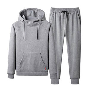 Conjunto deportivo de algodón de alta calidad Innovears para hombre, chándal con capucha y pantalones jogger con logo personalizado. - Product Image 1