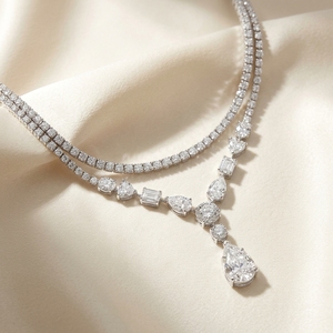 Collier classique en or blanc 10 carats avec diamants de laboratoire couleur E 22 carats, coupe poire, double rangée, style Y dégradé, pour soirée - Product Image 1