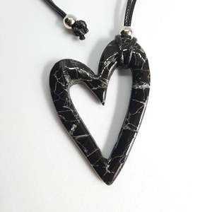 Collier ajustable en résine acrylique noire fait main de luxe, en forme de cœur, minimaliste, romantique, cadeau pour femme - Product Image 1