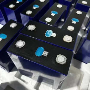 Cellule de batterie au lithium-ion prismatique 3.2V 200Ah Vente en gros Batterie Lifepo4 chaude - Product Image 3