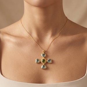 Collar Minimalista con Cruz de Cuarzo Hidrotermal, Chapado en Oro de 18k, Diseño de Crucifijo, Regalo Religioso - Product Image 2