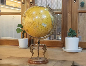 Globo Terráqueo Giratorio Vintage de 12 Pulgadas con Soporte de Criaturas Míticas, de Aluminio, Estilo Art Deco, Duradero, 25 Pulgadas de Alto, Decoración Clásica para el Hogar - Product Image 2