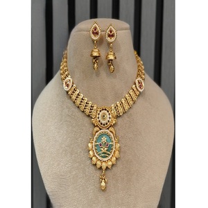 Ensemble collier et boucles d'oreilles en moissanite plaqué or de qualité supérieure, exquis et raffiné, pour collection de mariage. - Product Image 2