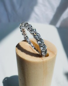 Bague de mariage demi-éternité en or blanc 14 carats plaqué de haute qualité, sertie de petits diamants de laboratoire de 3 mm, qualité VVS1, certifiée IGI - Product Image 3