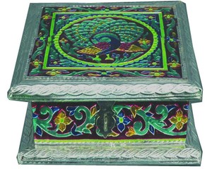 Boîte artisanale en laiton émaillé avec motif floral en relief, plaquée or, irrégulière, objet de collection artistique, souvenir antique, artisanat de Delhi - Product Image 1