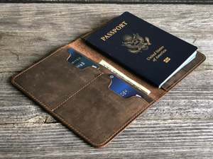 Porta Pasaportes Compacto de Cuero Genuino Ecológico Unisex, Cartera de Viaje Personalizada con Bloqueo RFID, Funda para Pasaporte, Carpeta para Boletos - Product Image 5