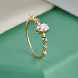 Anillo de compromiso de diamante ovalado de oro amarillo de 14 quilates Purecarat elegante y lujoso - Product Image 5