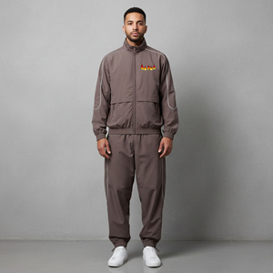 Survêtement marron pour homme, entièrement zippé, col montant, en polyester respirant, style streetwear décontracté, avec logo thermocollé et design de piping frontal - Product Image 1