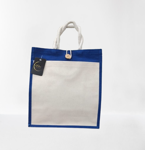 Bolsa de tela de algodón natural sin estampado con asa de cinta de polipropileno, borde azul y cierre de botón para compras y tiendas - Product Image 1
