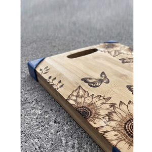 Magnifique planche à découper en bois de noyer avec motifs de tournesol et de papillon brûlés, coins en résine bleue et poignée pour couper les légumes - Product Image 4
