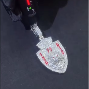 จี้โมอิสซาไนต์ ฮิปฮอป รูปหัวสิงโต 3 มิติ เคลือบเงา เงินแท้ 925 รูปทรงโล่ห์ ประดับเพชรโมอิสซาไนต์แบบสั่งทำพิเศษ สำหรับผู้ชายและผู้หญิง - Product Image 1